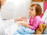 Харчове отруєння: як допомогти дитині, якщо поряд немає аптеки