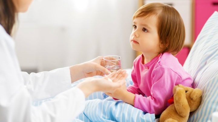 Харчове отруєння: як допомогти дитині, якщо поряд немає аптеки