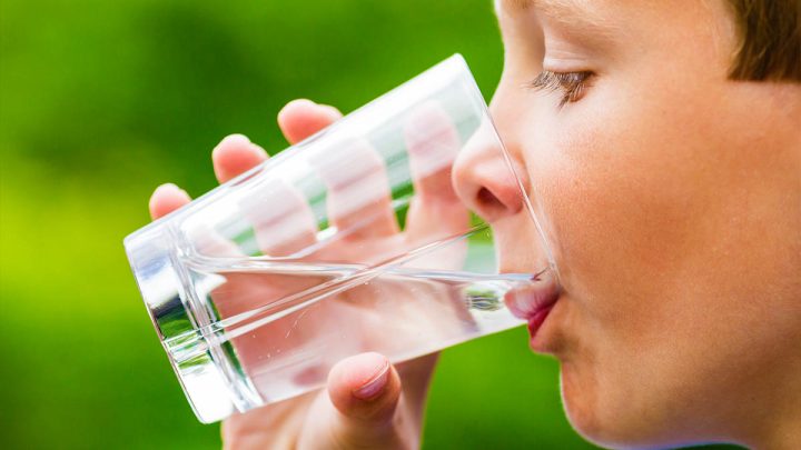 Как научить ребенка пить достаточное количество воды: полезные советы и методики